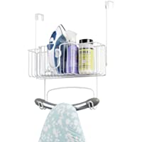 mDesign Soporte para tabla de planchar sin taladro – Colgador de puerta para planchador con gran cesta para plancha de…